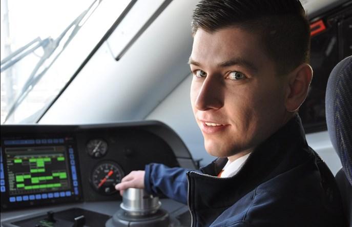 Ile zarabia maszynista PKP? – przegląd wynagrodzeń.